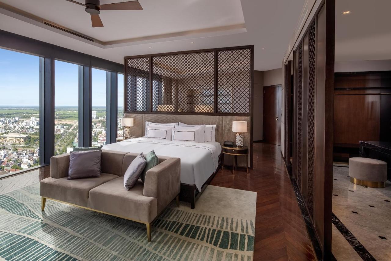 Melia Vinpearl Hue Hotel Bagian luar foto A bedroom at the hotel