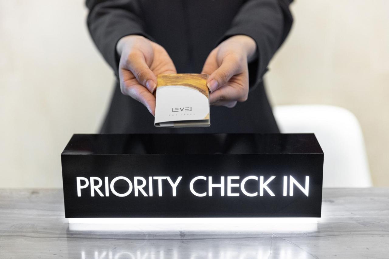 Melia Vinpearl Hue Hotel Bagian luar foto Priority check-in at an airport