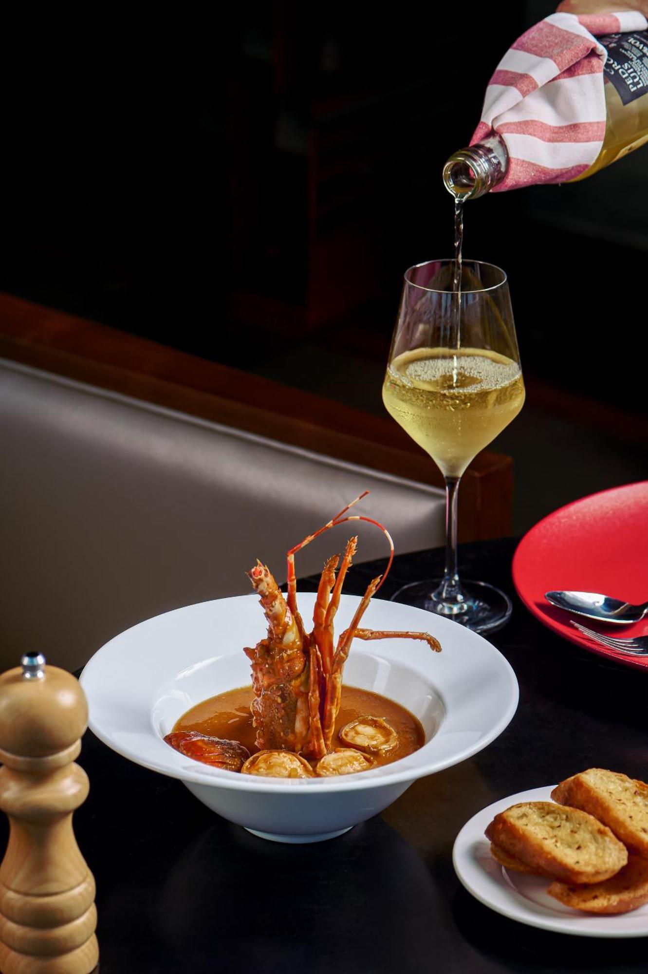 Melia Vinpearl Hue Hotel Bagian luar foto A glass of sparkling wine