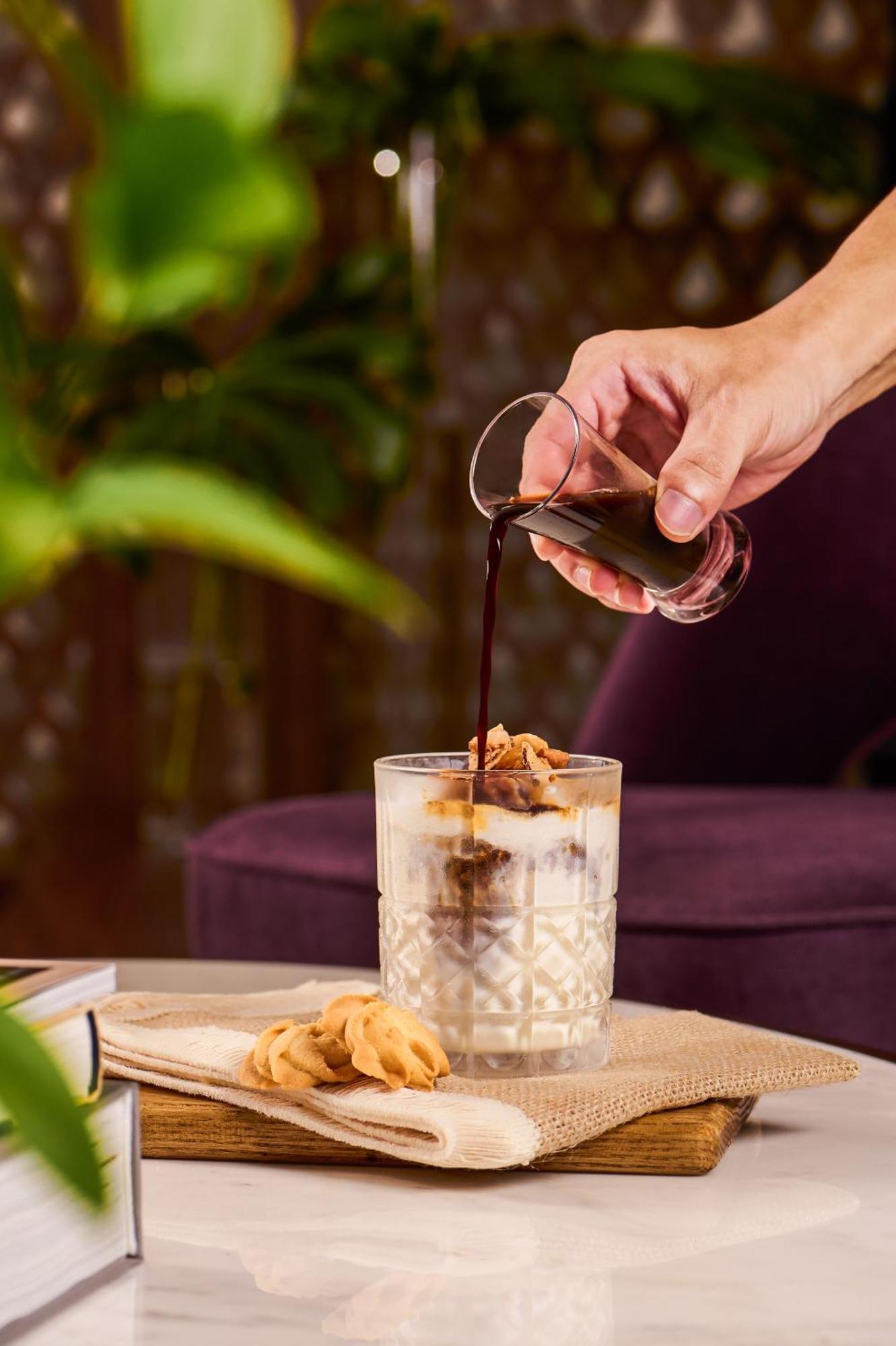 Melia Vinpearl Hue Hotel Bagian luar foto A coffee being poured into a glass