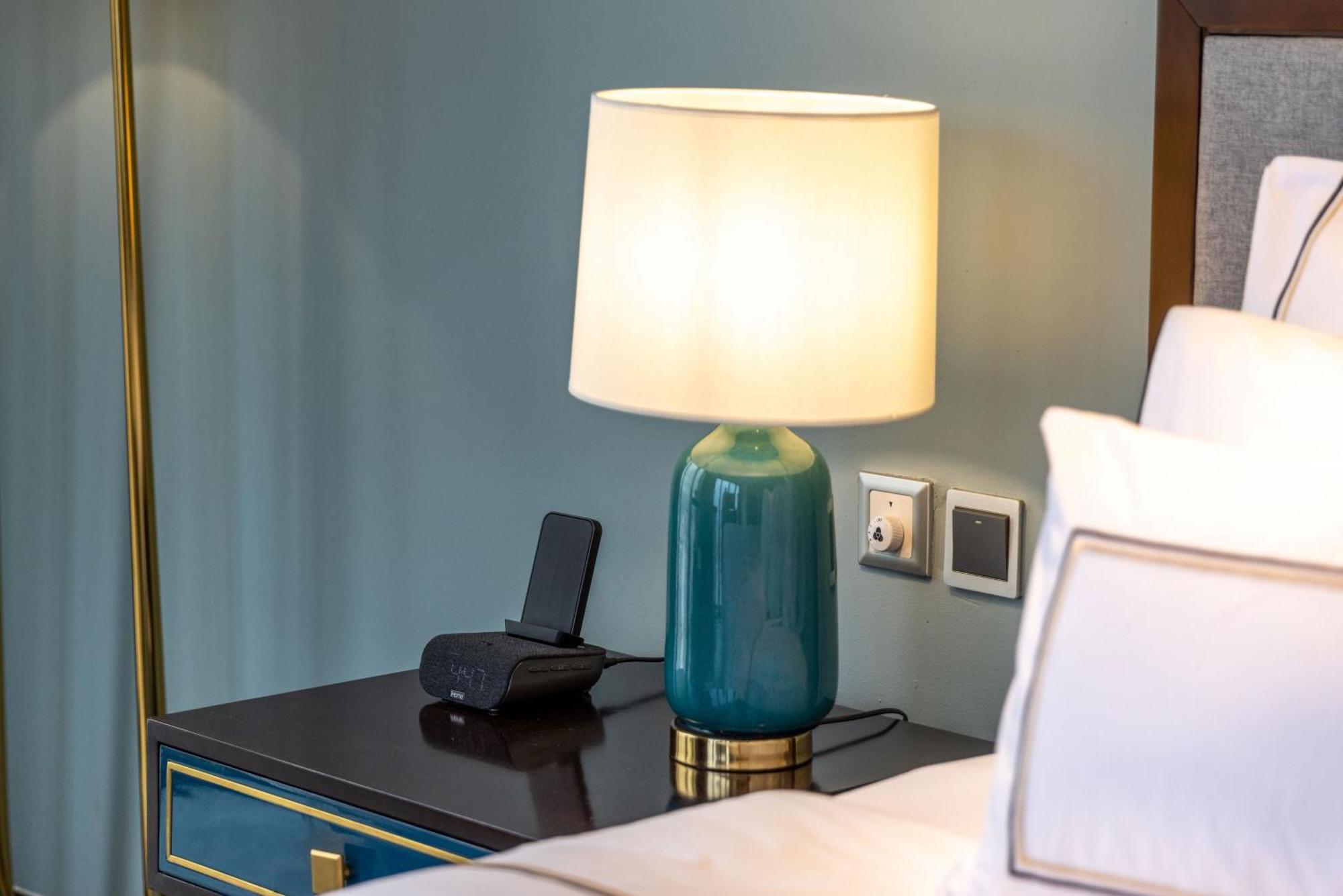 Melia Vinpearl Hue Hotel Ruang foto A table lamp