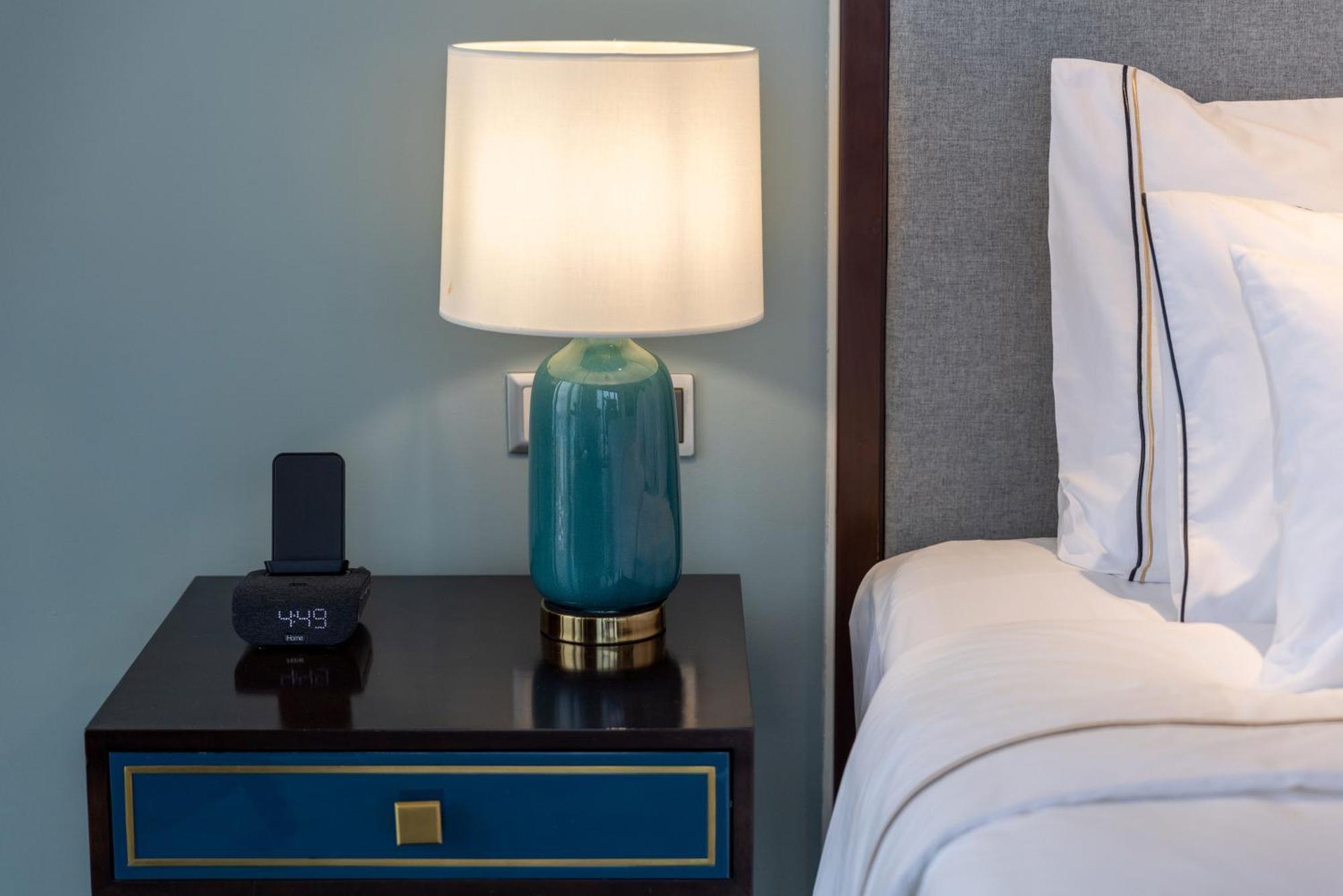 Melia Vinpearl Hue Hotel Ruang foto A bedside lamp