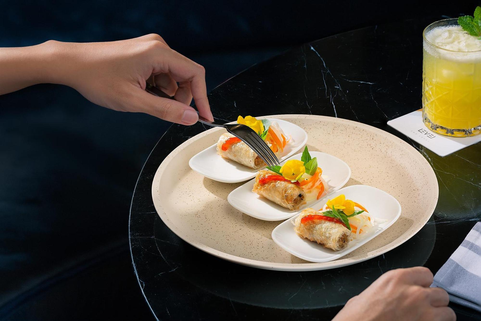 Melia Vinpearl Hue Hotel Bagian luar foto A server cutting into a piece of dim sum