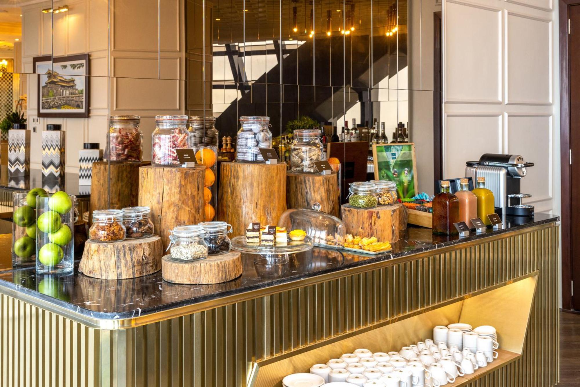 Melia Vinpearl Hue Hotel Bagian luar foto The coffee bar at the hotel