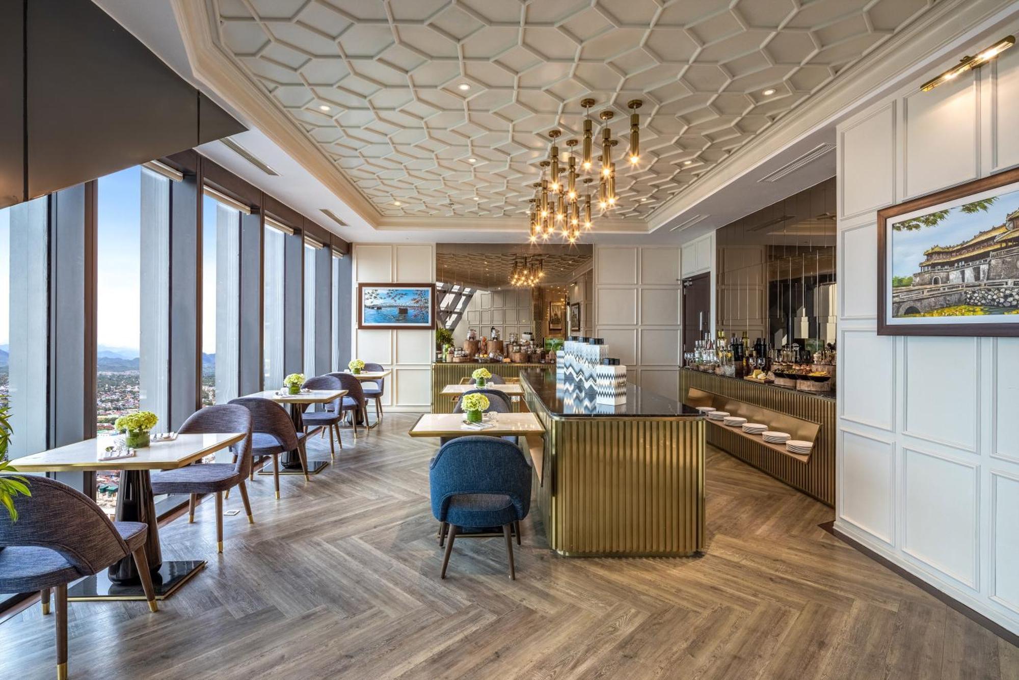 Melia Vinpearl Hue Hotel Bagian luar foto The Club at The Landmark, Bangkok