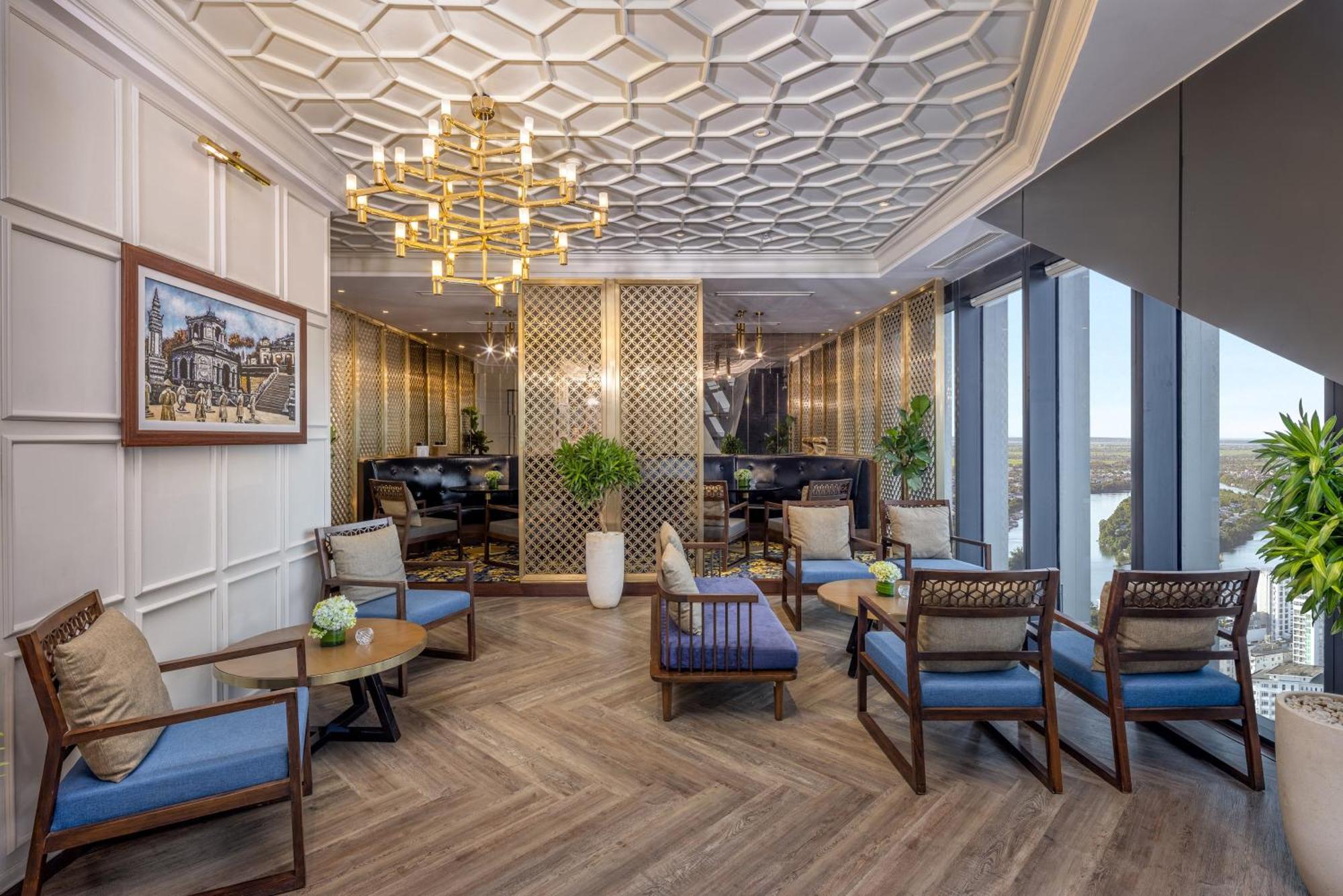 Melia Vinpearl Hue Hotel Bagian luar foto The Club at The Royal