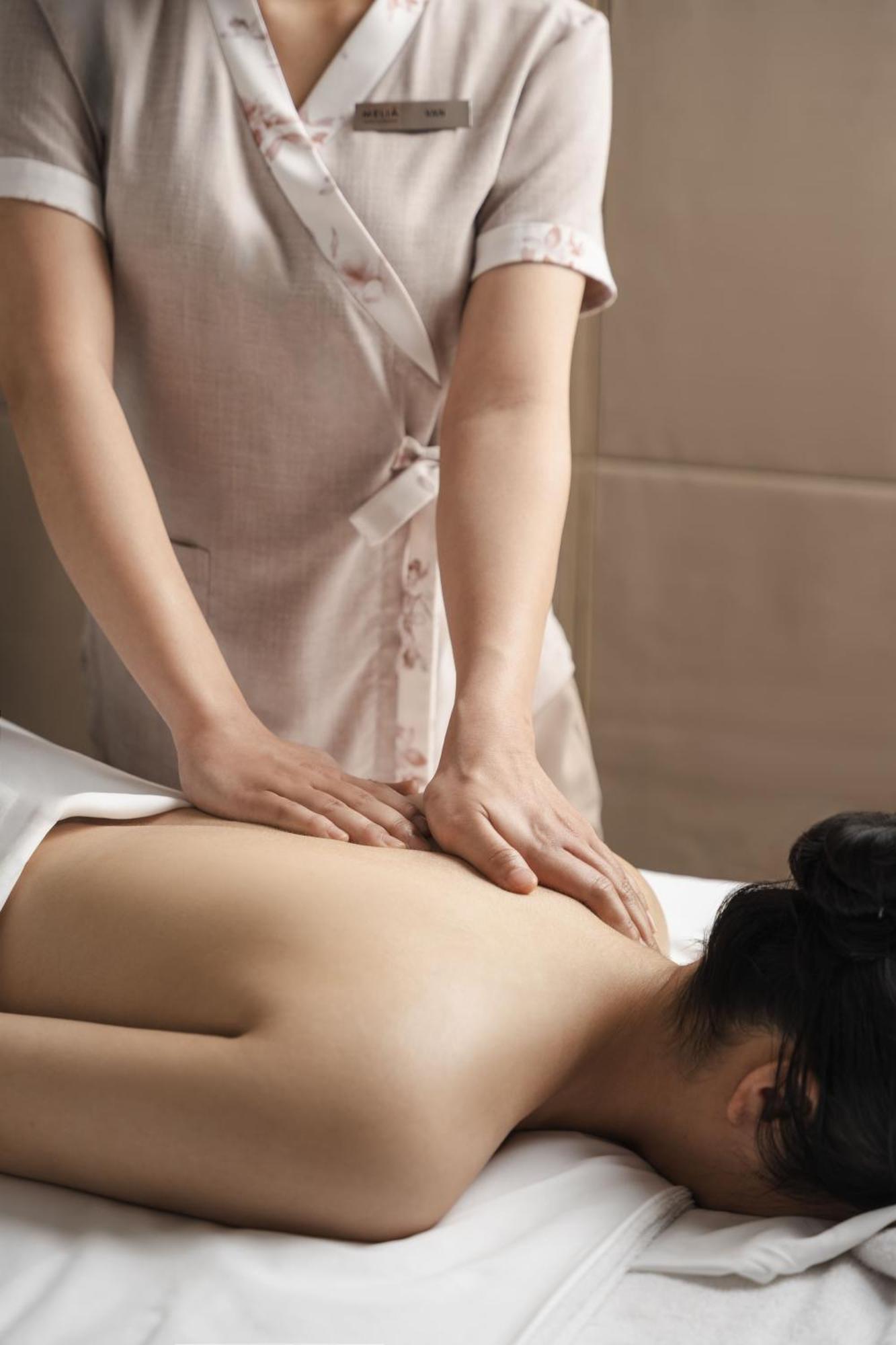Melia Vinpearl Hue Hotel Bagian luar foto A massage therapist working on a patient's back