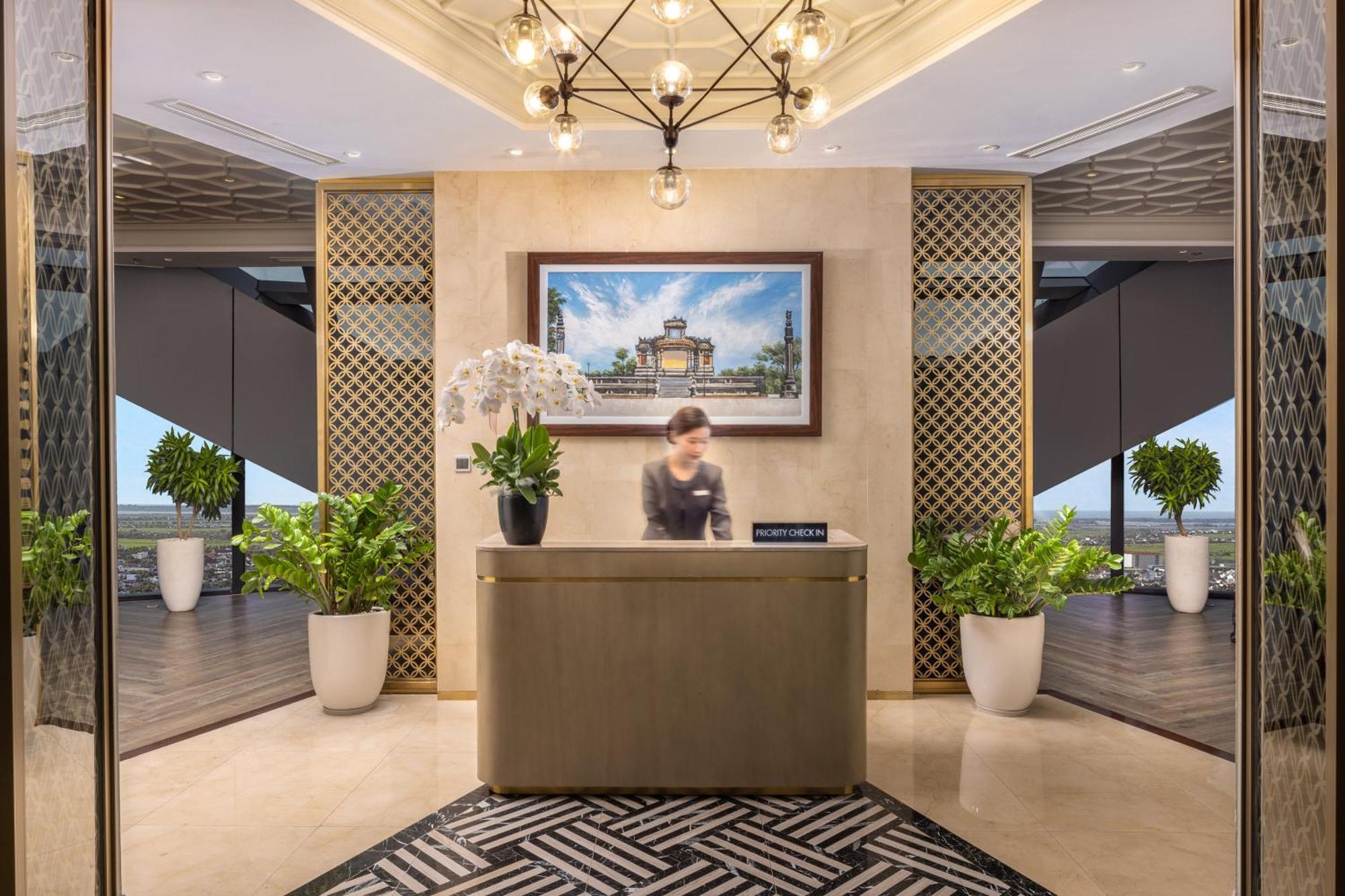 Melia Vinpearl Hue Hotel Bagian luar foto Reception at the 137 Pillars Hotel