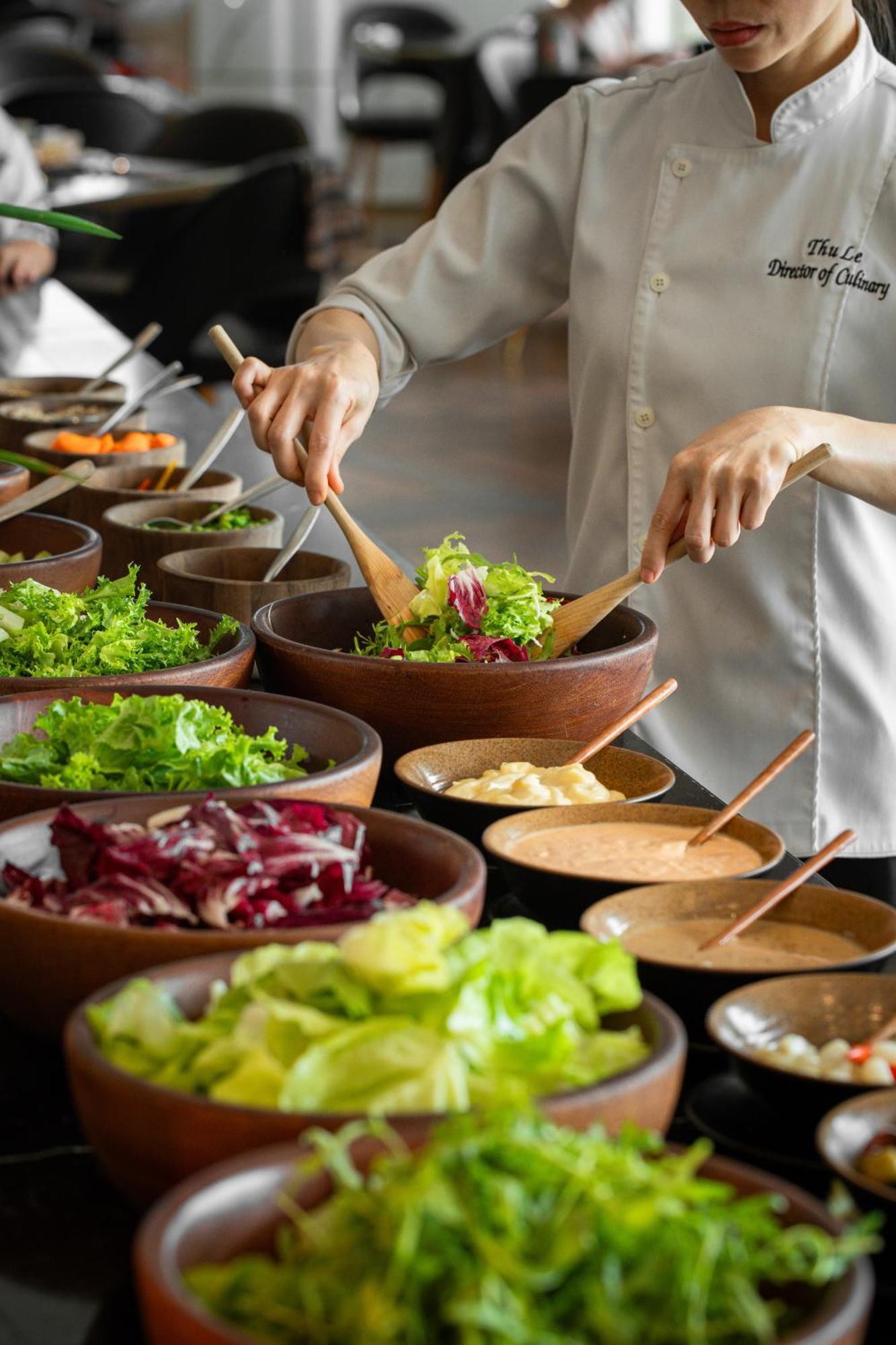 Melia Vinpearl Hue Hotel Bagian luar foto Salad bar