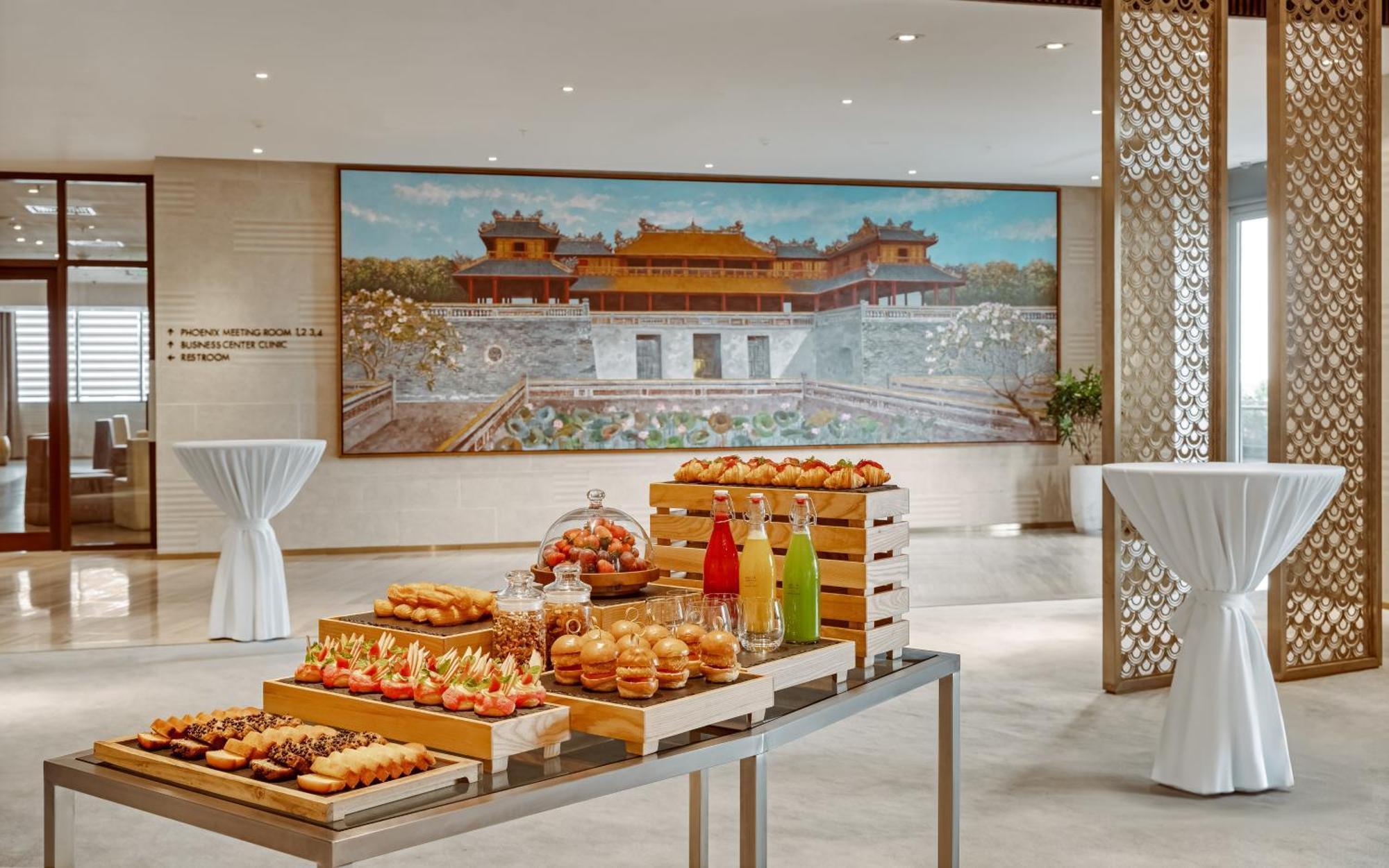 Melia Vinpearl Hue Hotel Bagian luar foto The interior of the lounge
